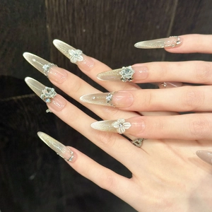 Handgemaakte cat-eye kunstnagels met 3D-bloemen en strass steentjes, stiletto vorm.