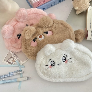 Gros plan de trois trousses en peluche animale en rose, marron et blanc, fausse fourrure douce