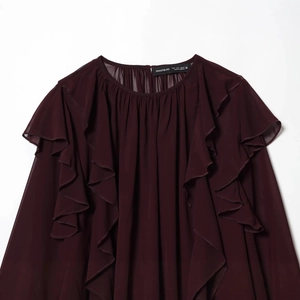 Blouse en mousseline bordeaux foncé pour femme avec d'élégants volants étagés au décolleté