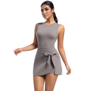 Dettaglio vestito da tennis grigio con tessuto elastico e fiocco in vita per lo sport