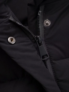 Details des schwarzen Metallreißverschlusses und der Druckknöpfe an der Damenjacke