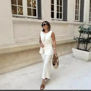 Élégant ensemble blanc avec gilet sans manches à boutons et jupe mi-longue assortie