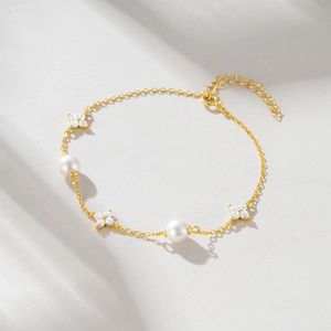 Detailed view of S925 silver bracelet featuring pearls and four-leaf clover charms