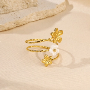 Bague spirale à trois couches plaquée or 18k avec fleurs en métal et nacre blanche