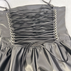 Dettaglio ravvicinato dell'abito sexy in pelle PU con lacci incrociati sul retro e occhielli