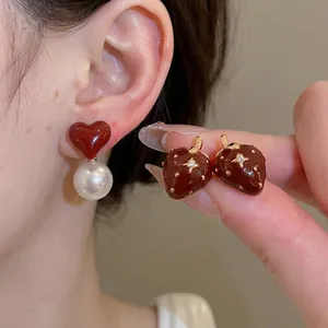 Eleganti orecchini a fragola e cuore di perla con smalto rosso e strass scintillanti