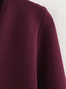 Nahaufnahme der weinroten Strickware mit präzisen Nähten und dichter Struktur