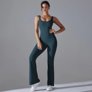 Detailansicht Yoga-Jumpsuit mit hoher Taille, Rückenausschnitt und ausgestelltem Bein