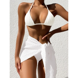 Dreiteiliger weißer Neckholder-Bikini mit Strukturstoff und passendem Mesh-Strandrock