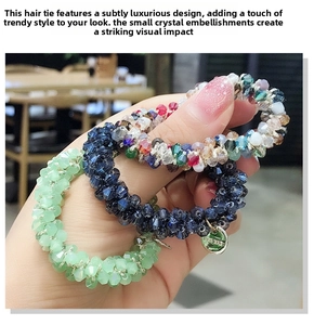 Détail d'élastiques à perles de cristal avec pendentif en métal fait main au poignet
