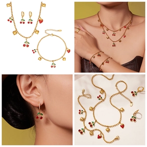 Vues détaillées et portées du coffret bijoux cerise et cœur au fini doré chic