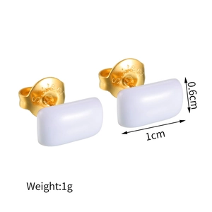 Vue détaillée des boucles d'oreilles rectangulaires plaquées or 18K avec gravure S.Steel