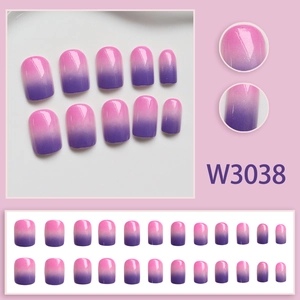 Faux ongles courts ronds avec dégradé rose et violet et une finition brillante