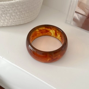 Wide tortoiseshell resin geometric bangle with retro amber pattern for women