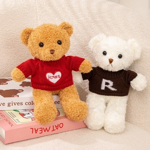 Ours en peluche adorables avec pulls tricotés sur canapé, ensemble de jouets pour enfants