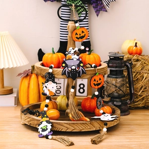 Halloween Holzperlenkette mit Geist-Kürbis-Anhängern auf einem rustikalen Etageren-Tablett