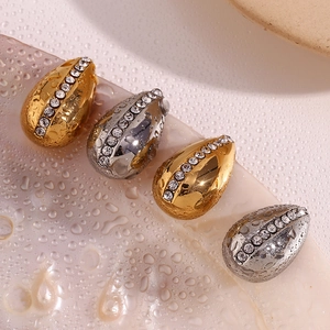 Water-drop stud earrings with crystals in 18K gold and silver plating on wet surface