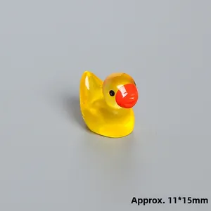 Nahaufnahme einer Miniatur Ente aus gelbem Harz mit Maßen von etwa 11x15mm