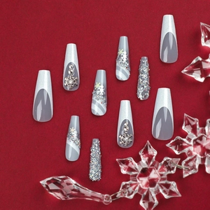Faux ongles de Noël argentés à paillettes avec motifs flocons et breloques en métal 3D