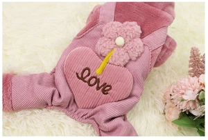 Detalle de mameluco rosa para perro con textura de pana y bordado de flor y corazón