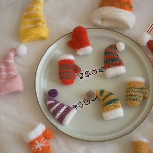 Mini knitted Christmas hats and gloves in various colors for DIY floral craft decorations