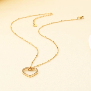 Elegante collana con pendente a cuore in acciaio inossidabile dorato con pietre di zircone
