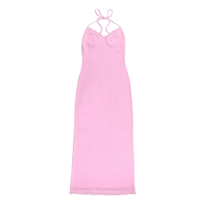 Détail de l'ourlet en dentelle délicate et couture plissée sur robe maxi rose dos nu