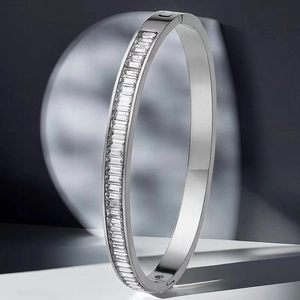 Détail d'un bracelet en acier inoxydable argenté avec incrustation de zircon baguette