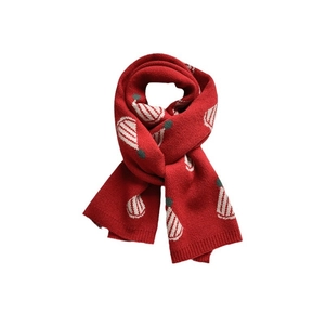 Sciarpa rossa in maglia invernale con motivi a cappello natalizio e pompon verdi