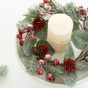 Weihnachtskranz-Kerzenhalter mit roten Beeren, Zapfen und Piniennadeln Dekoration