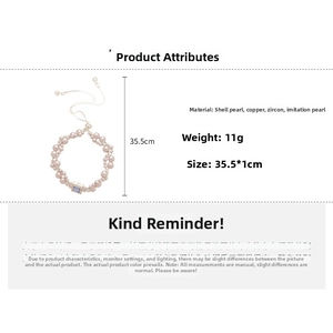 Détail du bracelet en perles ajustable avec pendentif zircon carré bleu et fermoir