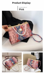 Détail du sac de soirée vintage à motif serpent avec poignée perle et fermoir doré