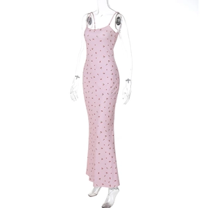 Détail de la robe longue rose à fines bretelles avec imprimé cerises et coupe slim