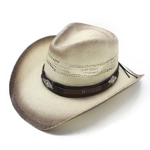 Détail d'un chapeau de cowboy tissé avec maille respirante et bande ornée de rivets
