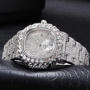 Orologio di lusso argento con diamanti integrali e datario su sfondo in pelle nera