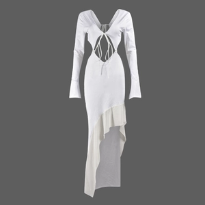 Détail d'une robe blanche à manches longues avec découpe taille et ourlet sirène irrégulier
