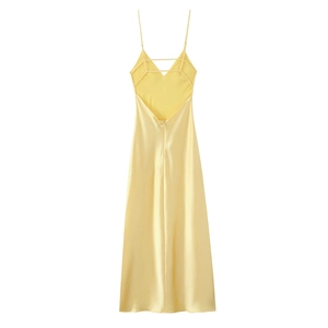 Détail de la robe en satin jaune clair montrant le dos nu et les fines bretelles