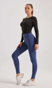 Gros plan sur l'ensemble legging de yoga taille haute et haut de sport ajusté