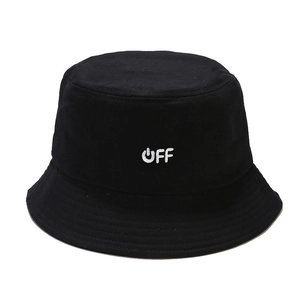 Cappello a secchiello nero in cotone con ricamo OFF bianco per protezione solare
