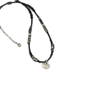 Collier de perles vintage avec perles noires et pendentif cœur en relief pour femme