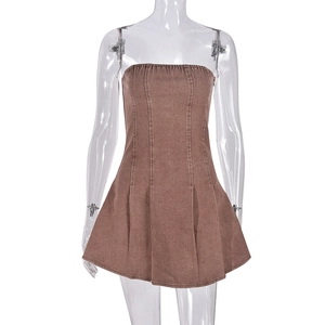 Détail d'une mini robe en jean marron bustier avec texture délavée et coutures apparentes
