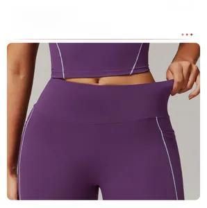 Primer plano de leggings de yoga morados de talle alto con control de abdomen y costuras