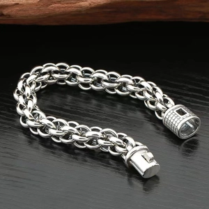 Bracciale retrò in argento con elementi a croce su sfondo vintage in legno scuro