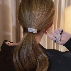 Elegante elastico per capelli con strass argentati scintillanti su fascia nera elasticizzata