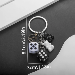 Vista dettagliata delle dimensioni del portachiavi con orso e dadi, lunghezza totale 8,1 cm