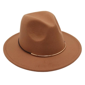 Détail du chapeau en feutre de laine camel avec bord plat et boucle en métal doré chic