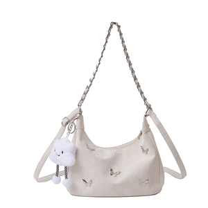 Sac hobo blanc cassé avec papillons métalliques et pendentif nuage en peluche blanche