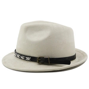 Dettaglio cappello in feltro grigio chiaro con fascia in pelle intrecciata nera e fibbia
