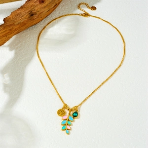 Collier en acier doré avec médaille Arbre de Vie et breloques de feuilles colorées