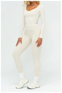 Dettaglio del top da yoga slim fit con scollo a U e leggings a vita alta con cuciture a contrasto